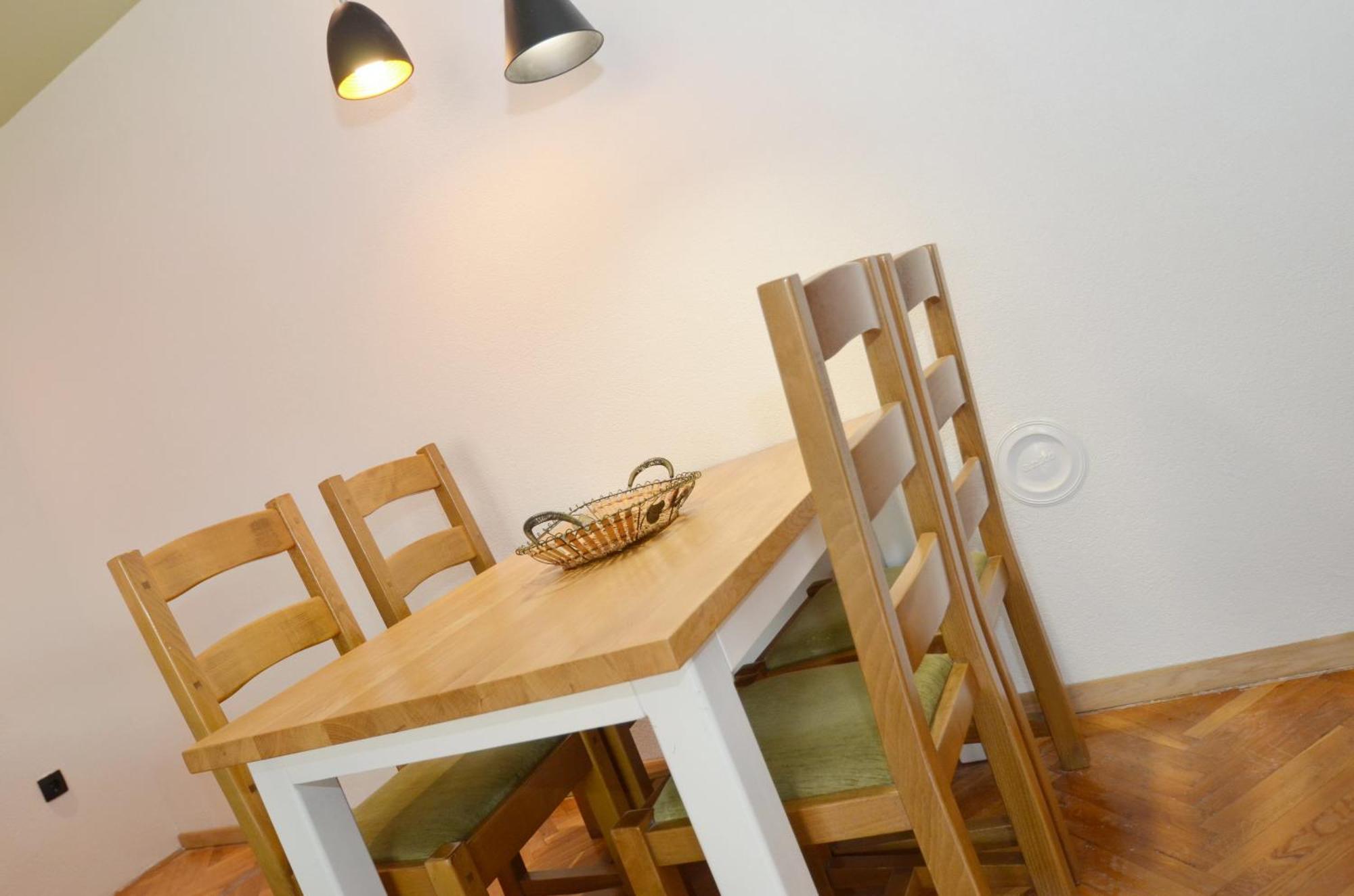 Bugi Apartment Kotor Bilik gambar