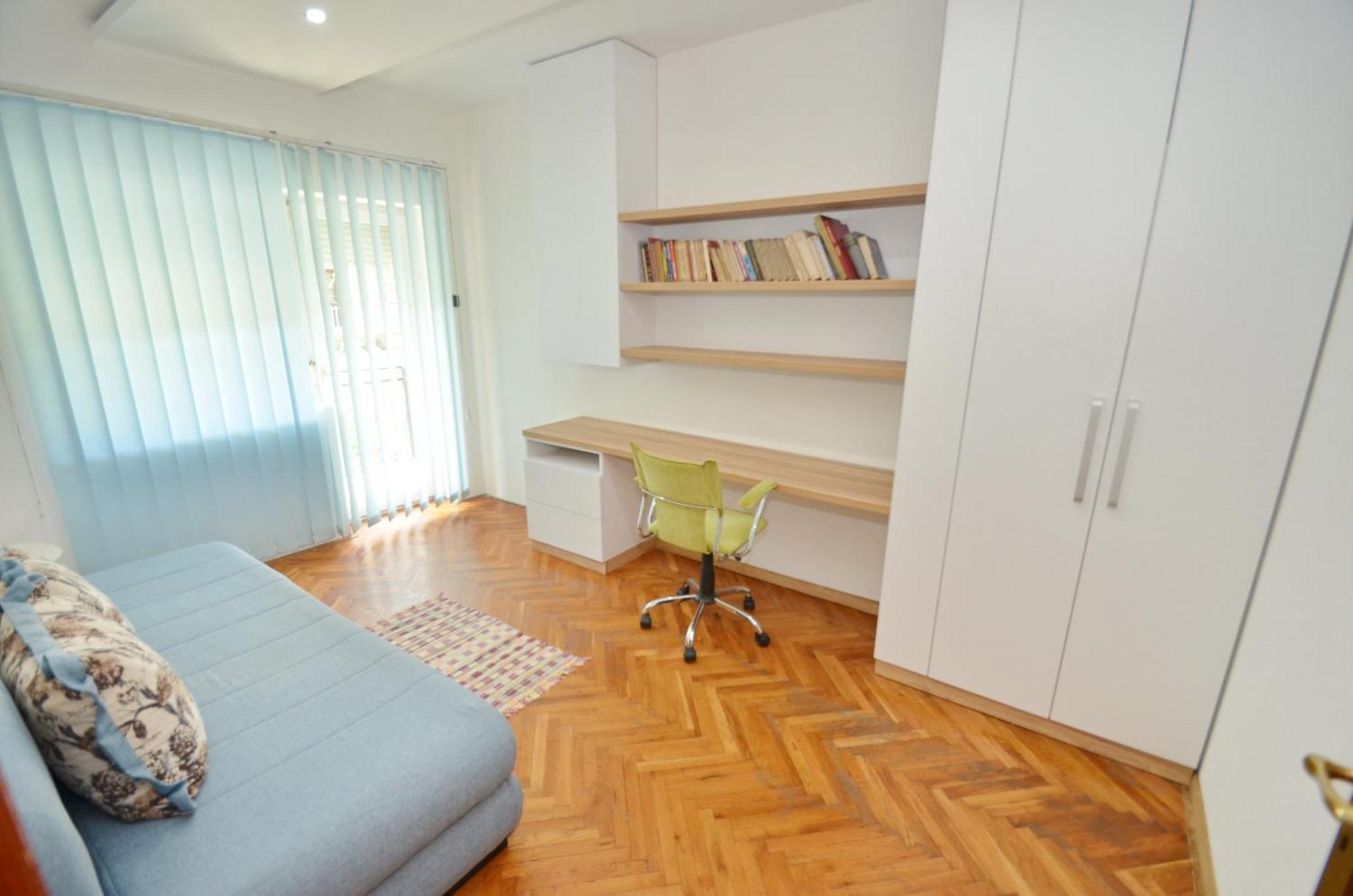 Bugi Apartment Kotor Bilik gambar