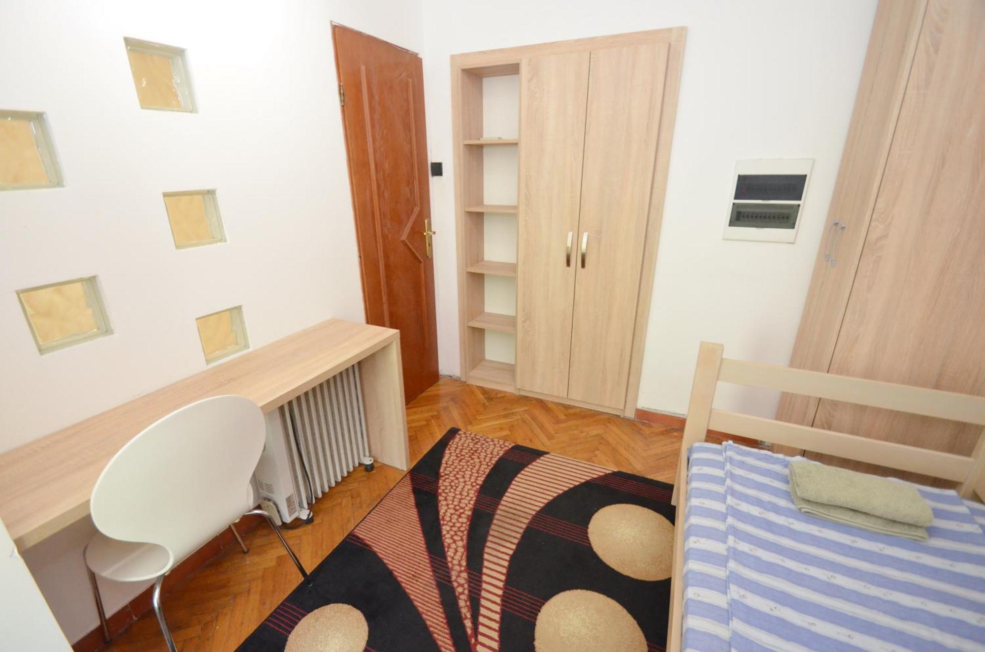 Bugi Apartment Kotor Bilik gambar