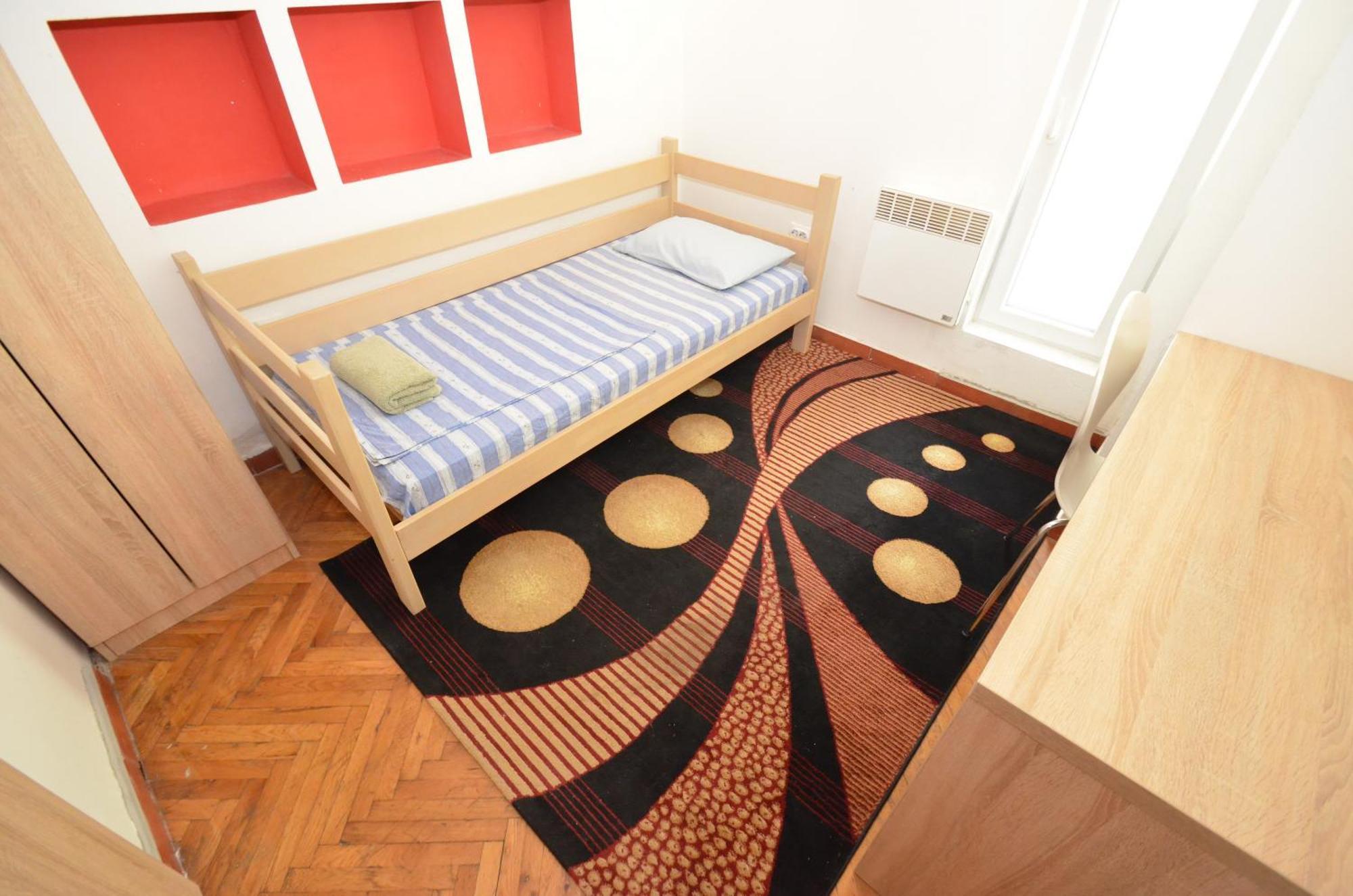 Bugi Apartment Kotor Bilik gambar