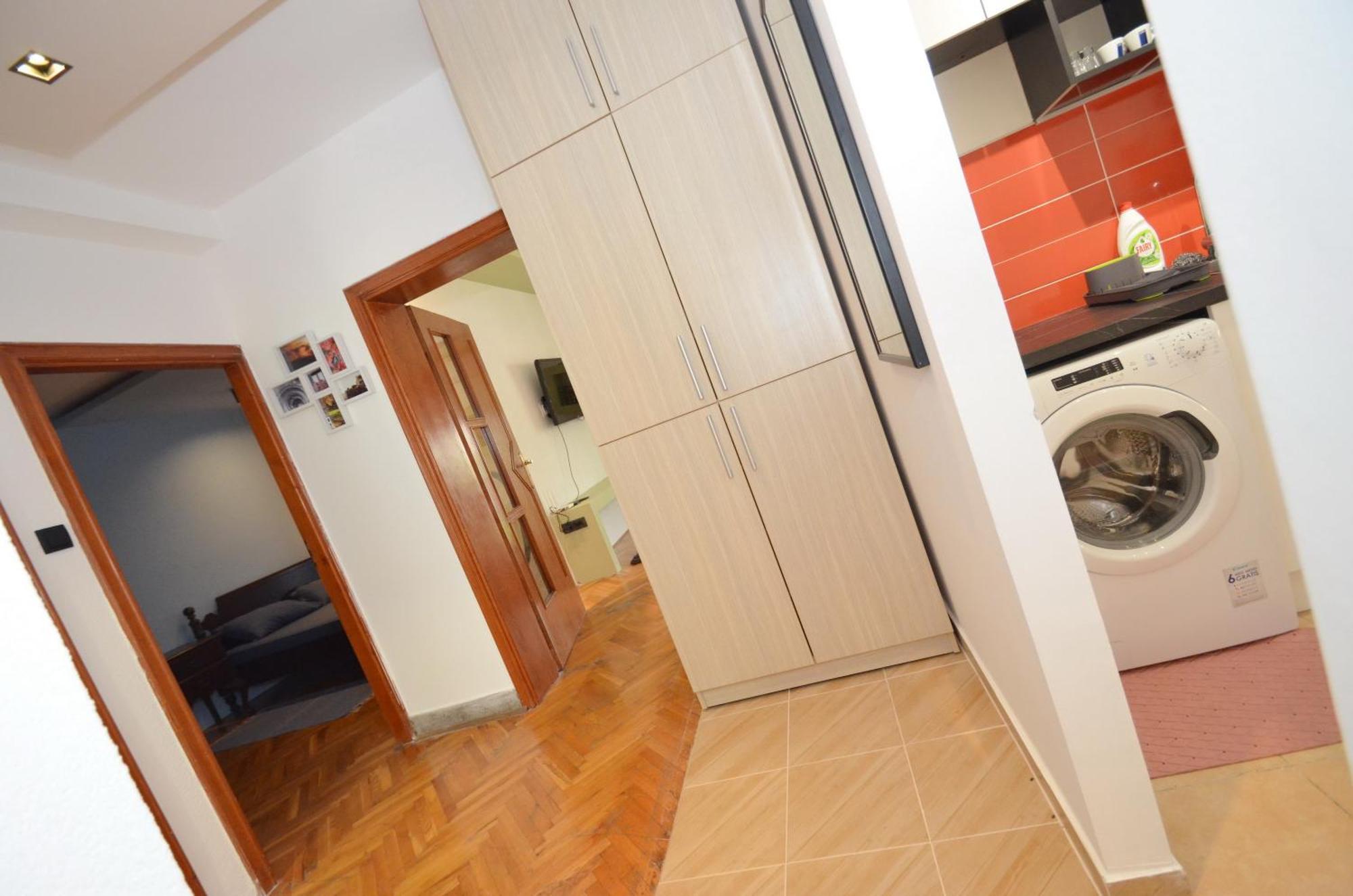 Bugi Apartment Kotor Bilik gambar