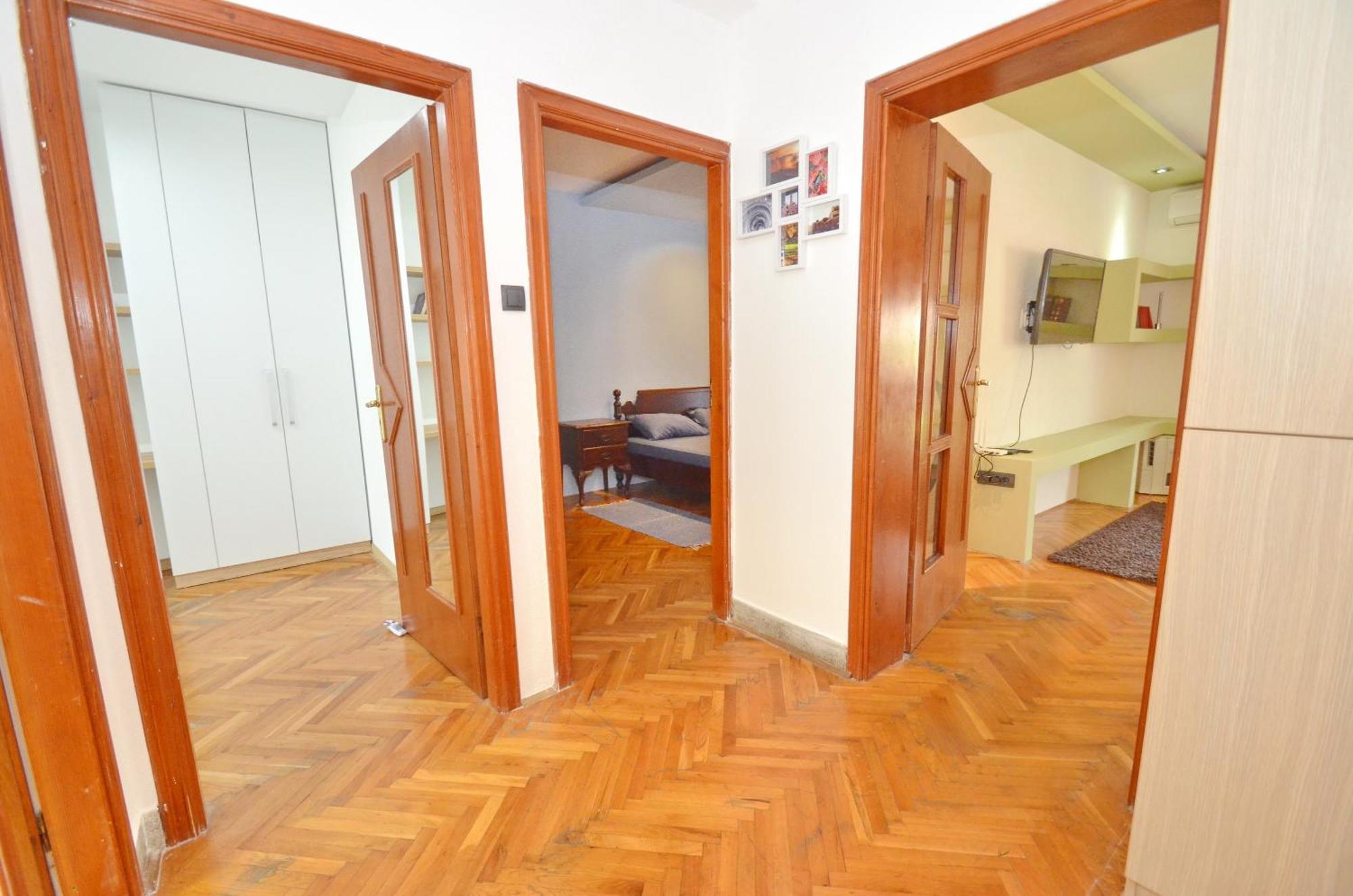 Bugi Apartment Kotor Bilik gambar