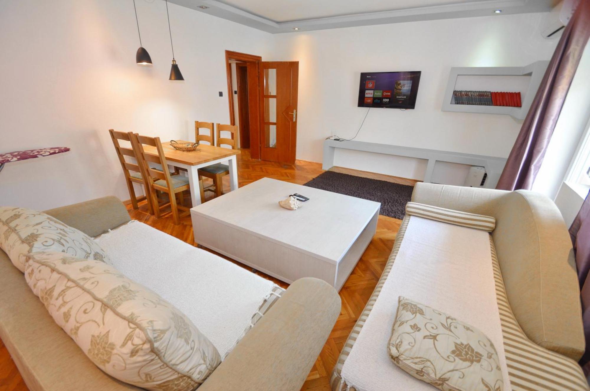 Bugi Apartment Kotor Bilik gambar