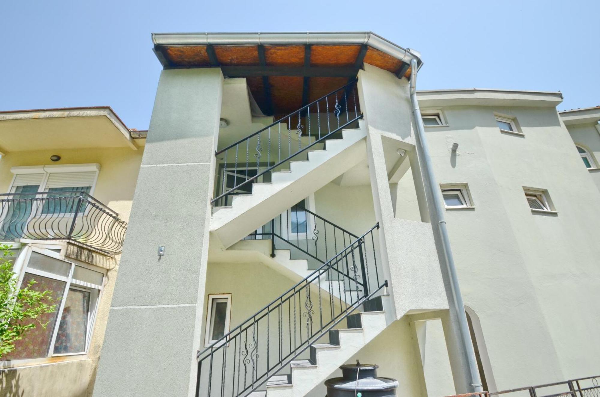 Bugi Apartment Kotor Bilik gambar