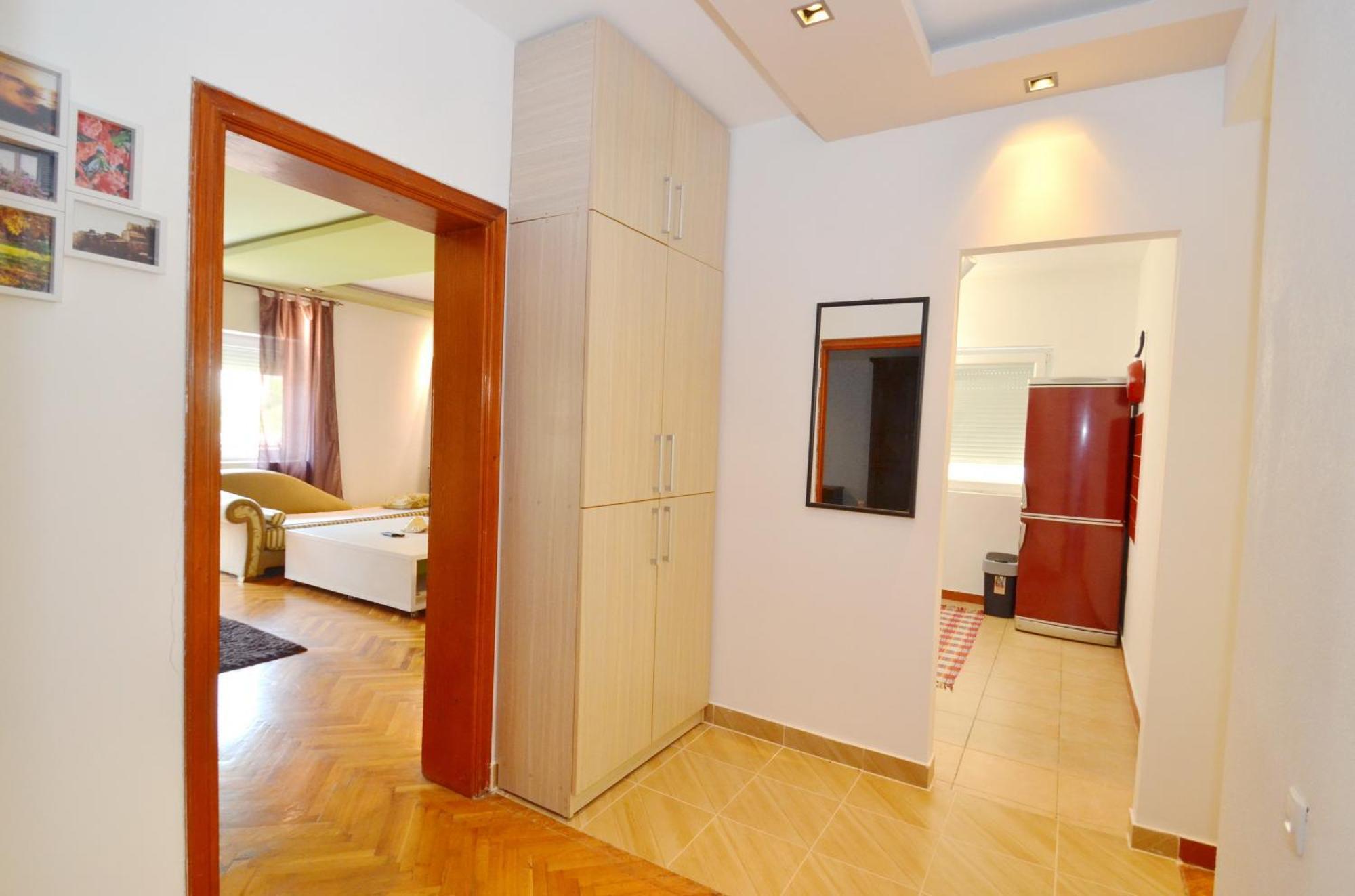 Bugi Apartment Kotor Bilik gambar