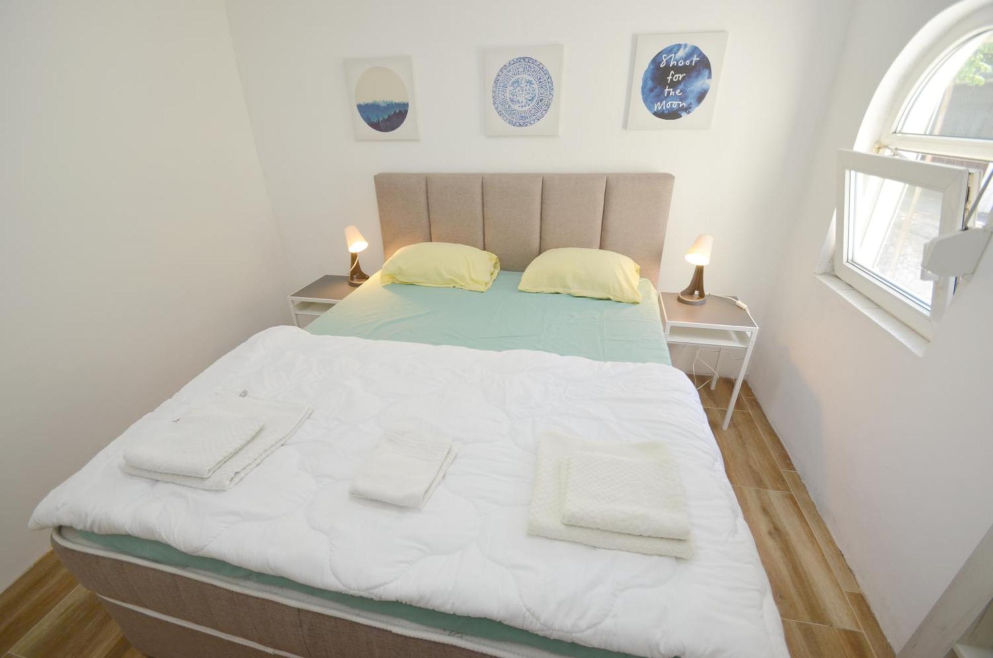 Bugi Apartment Kotor Bilik gambar