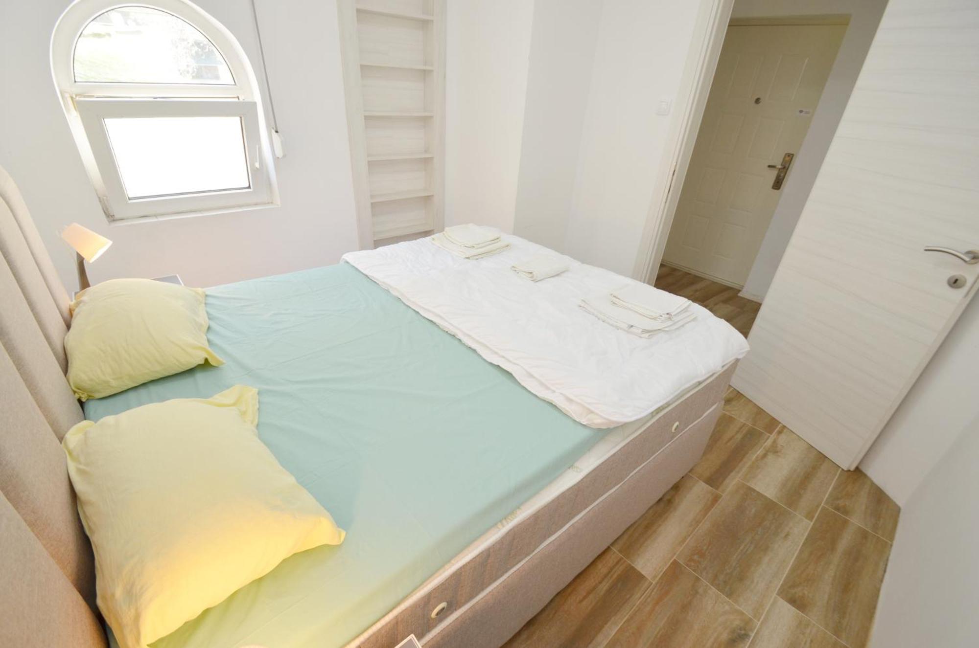 Bugi Apartment Kotor Bilik gambar