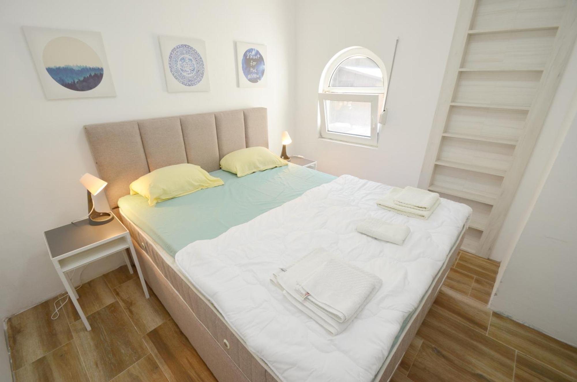 Bugi Apartment Kotor Bilik gambar