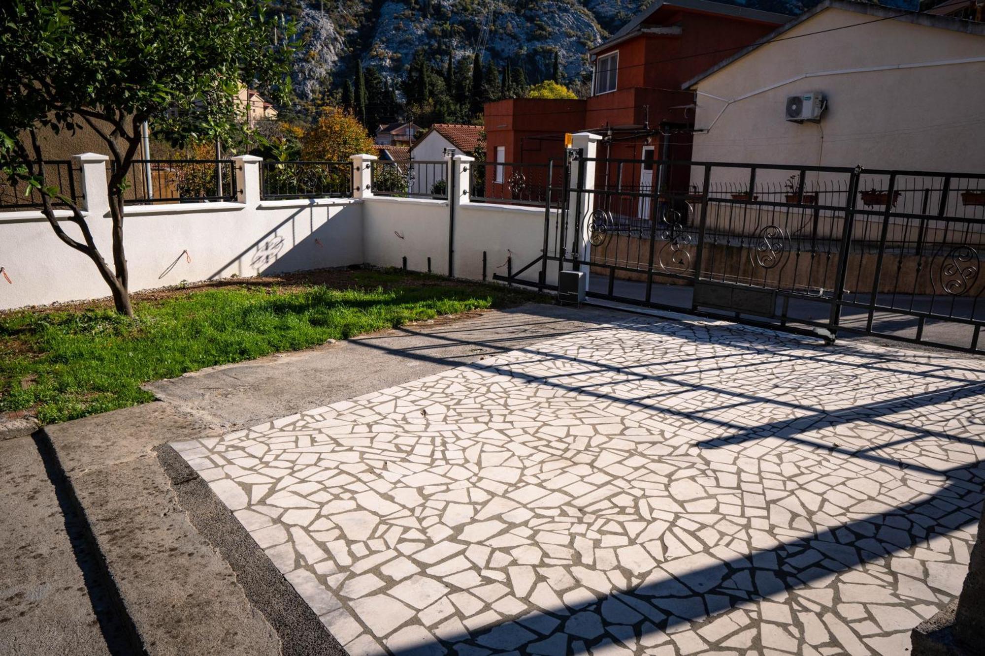 Bugi Apartment Kotor Luaran gambar