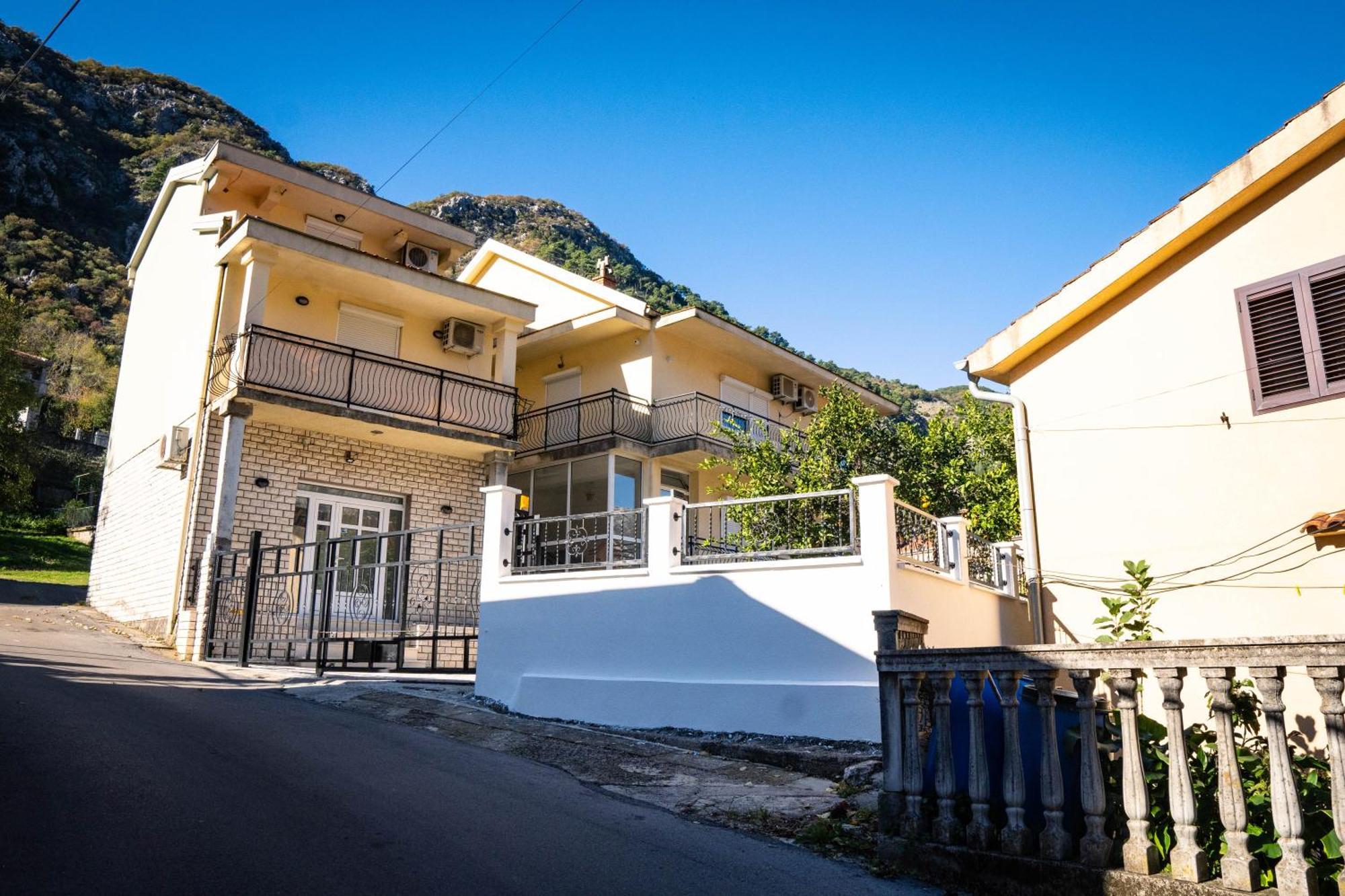 Bugi Apartment Kotor Luaran gambar