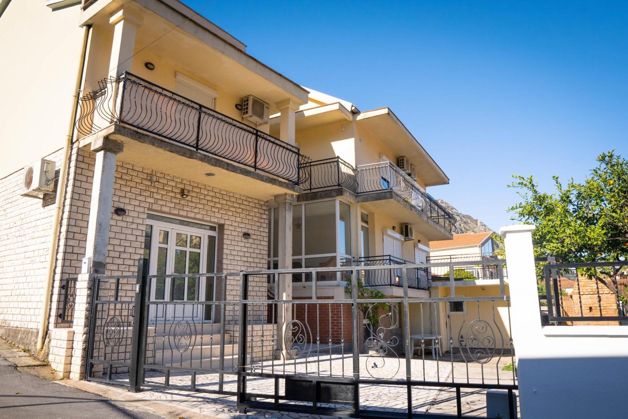 Bugi Apartment Kotor Luaran gambar