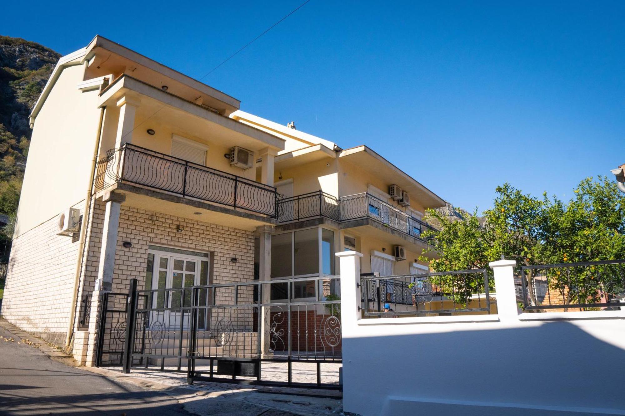 Bugi Apartment Kotor Luaran gambar