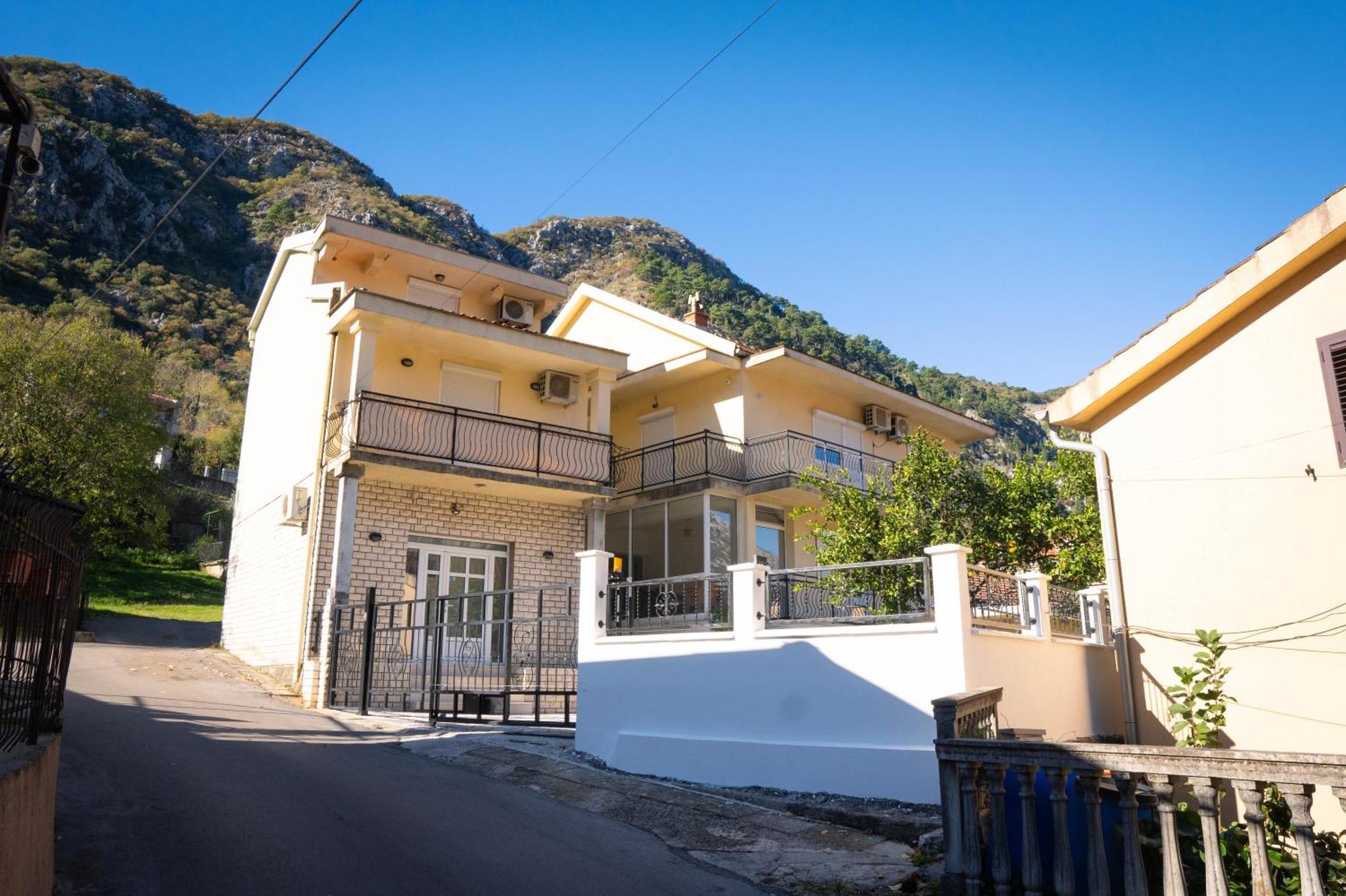 Bugi Apartment Kotor Luaran gambar