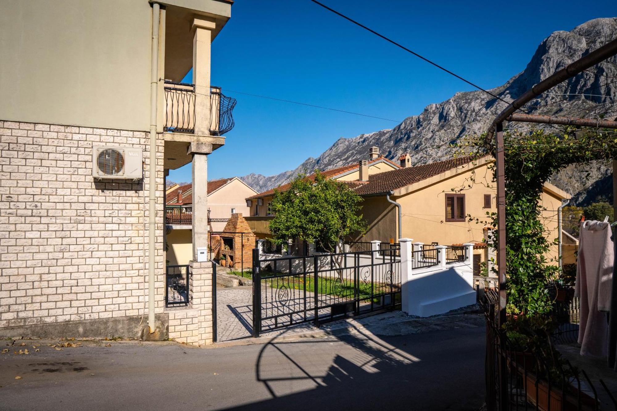 Bugi Apartment Kotor Luaran gambar